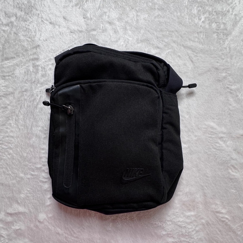 Nike Tech Core Small Items Crossbody Messenger Bag Black Sling Shoulder Travel